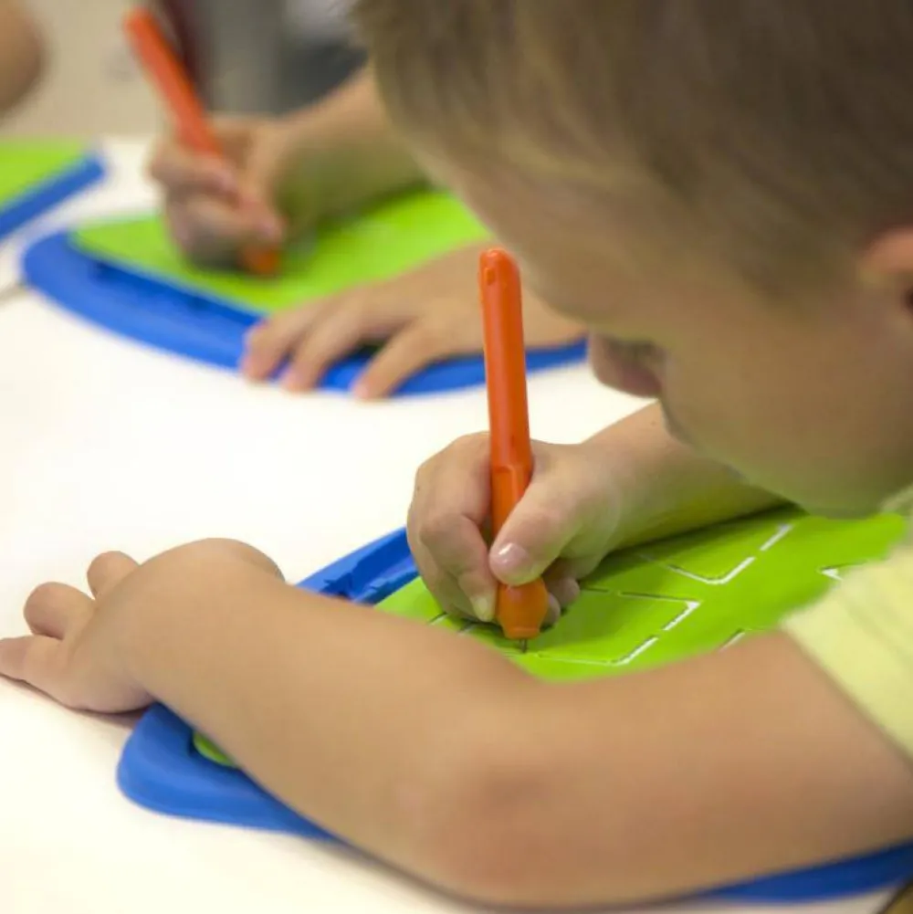 Dideco Set bandeja y punzón preescritura*Niños Pizarras Para Niños Y Niñas|Juguetes Y Juegos Motricidad Fina