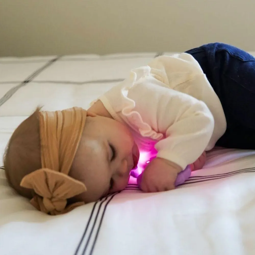 Glo Pals Sonajero / Mordedor GloPals · LUMI Lila*Niños Mordedores|Glo Pals - Cubos De Luz Para El Baño